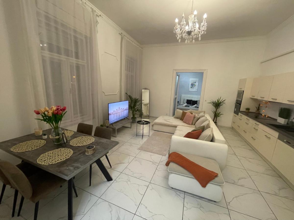 Luxury Riverside Panorama Apartment Budapest Luaran gambar